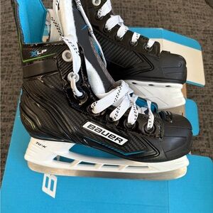 Bauer XLP Youth Skates in Blue and White Sz 13